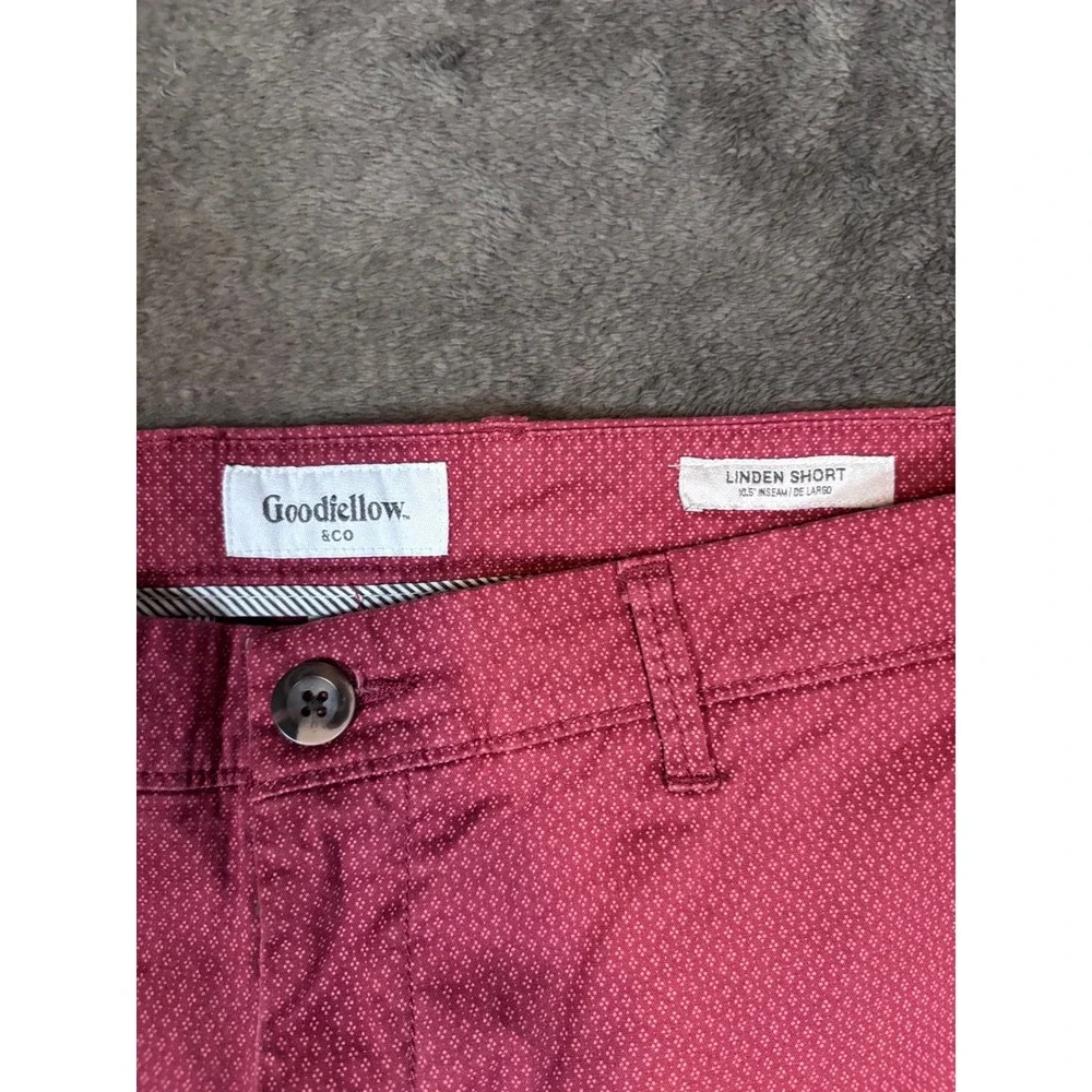 Goodfellow & Co Linden Shorts Mens 10.5 Inseam Red Geometric Print Flat Front 36